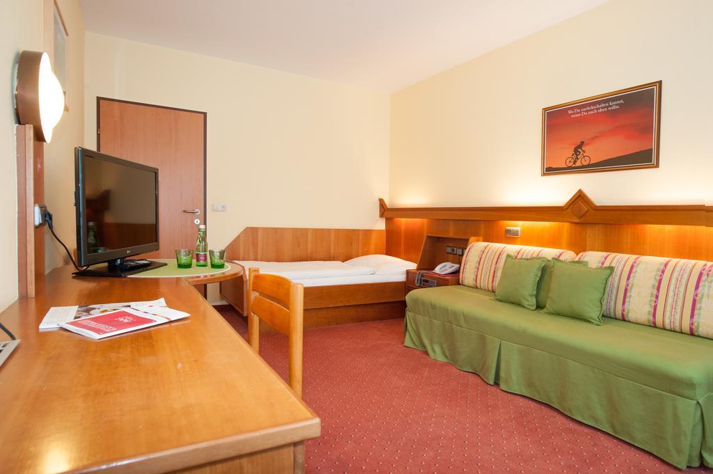 Hotel Zur Post Sankt Valentin Esterno foto