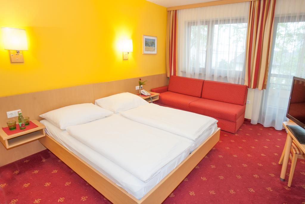 Hotel Zur Post Sankt Valentin Esterno foto