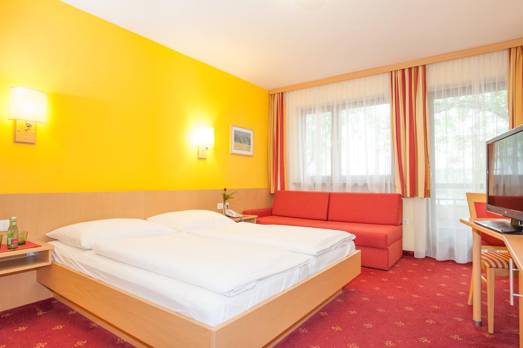 Hotel Zur Post Sankt Valentin Esterno foto
